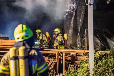 Kernen-Stetten: Garage gefuellt mit Holz in Vollbrand